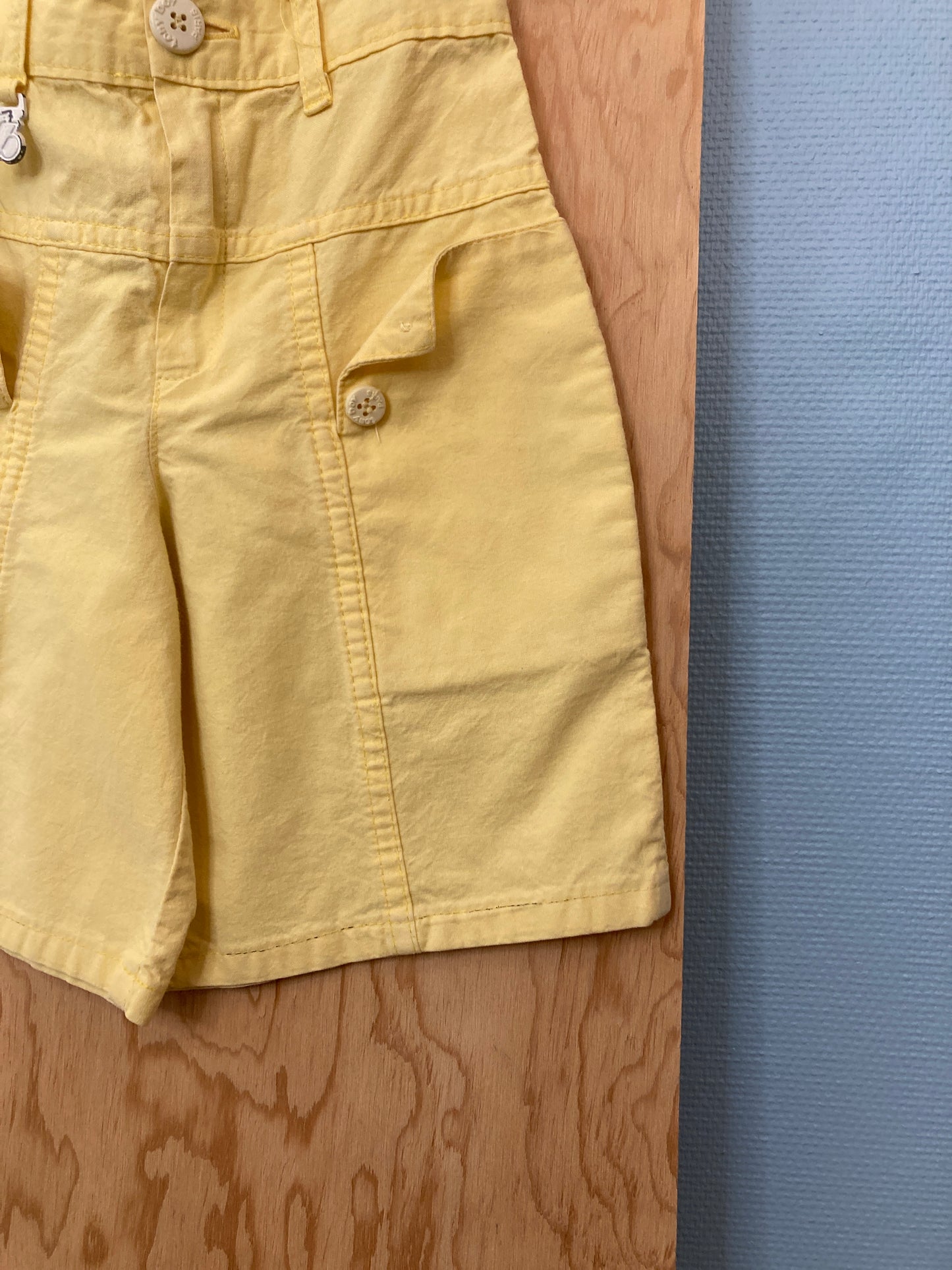 Short jaune