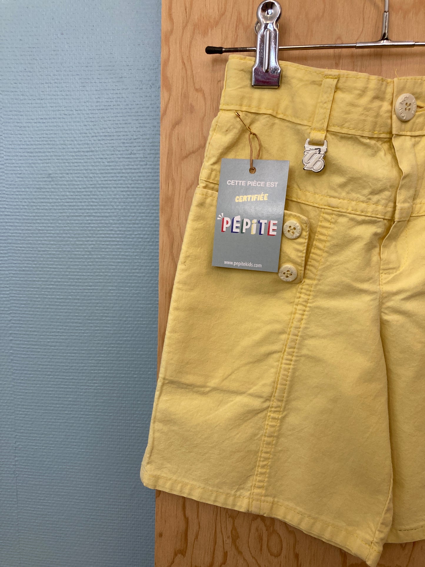 Short jaune