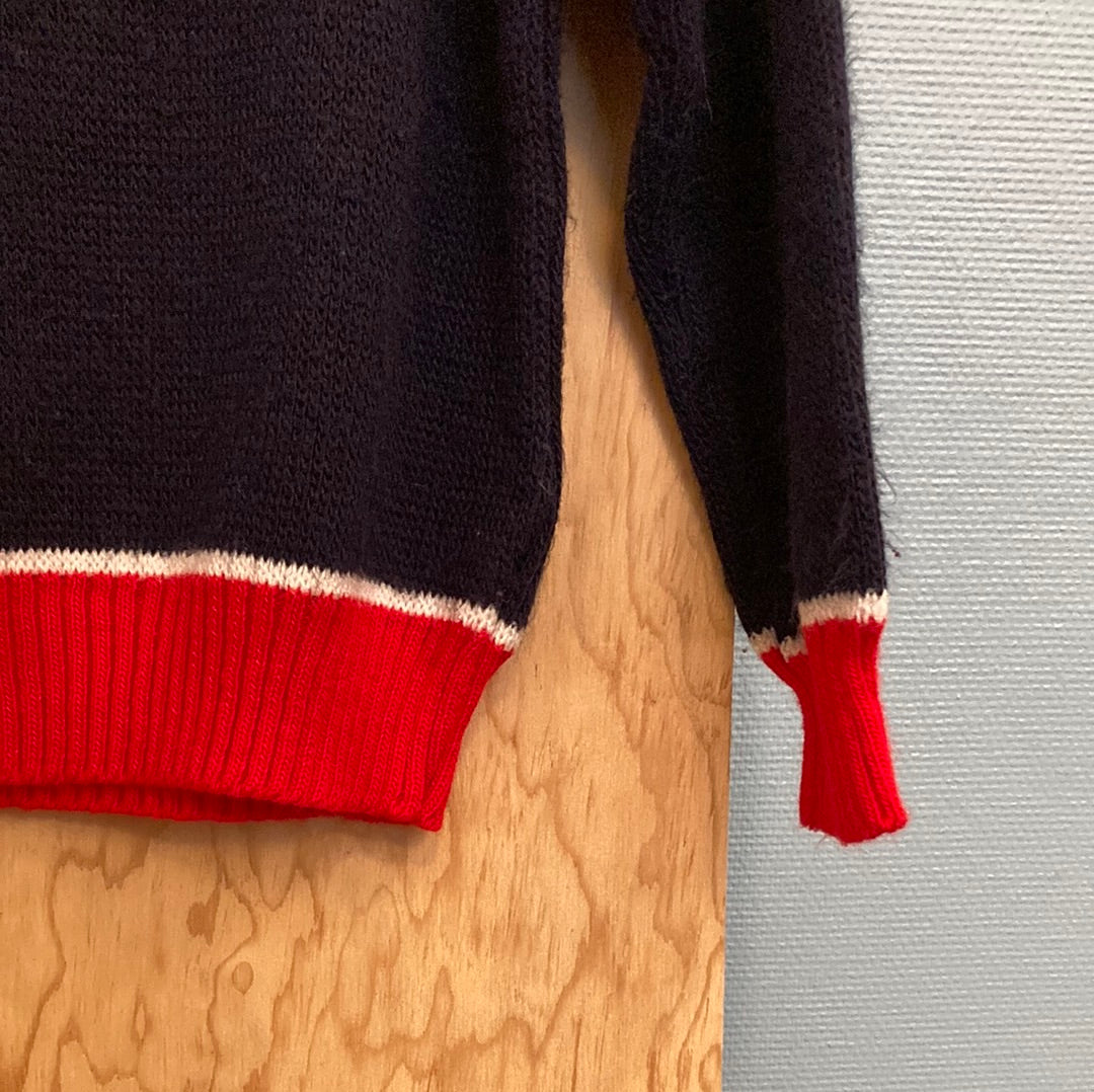 Pull bleu marine et rouge