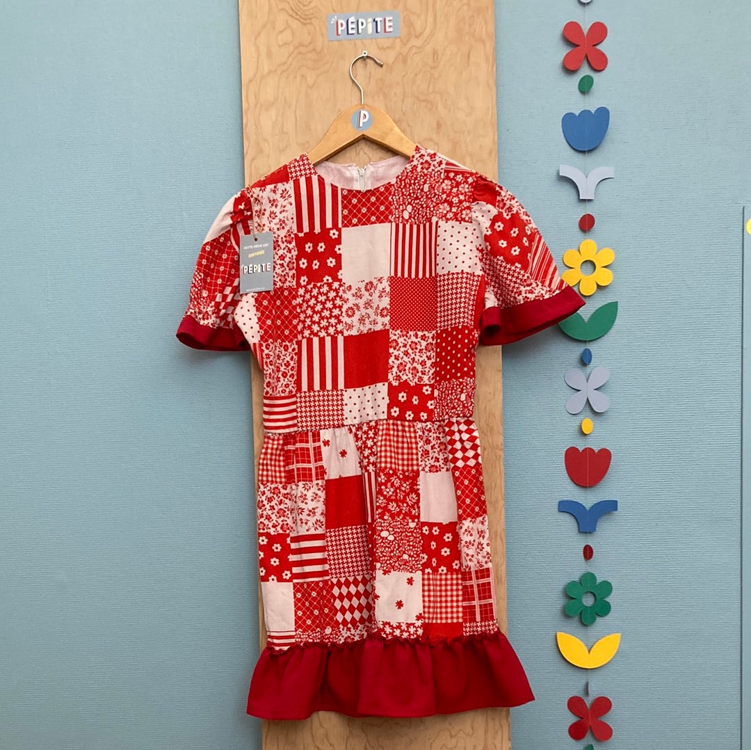 Robe rouge à fleurs