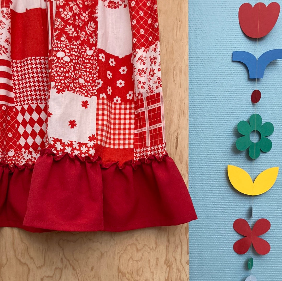 Robe rouge à fleurs